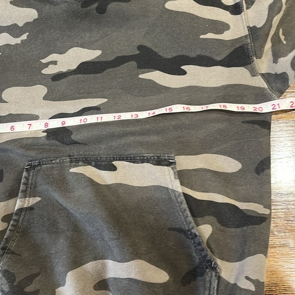 ❤️SOLD❤️TNA Green Camo Hoodie - Picture 7 of 8